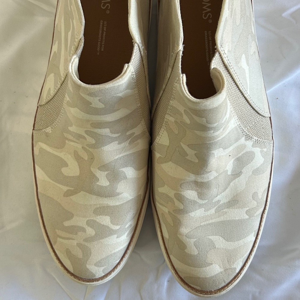 TOMS Women's Slip On Mid Top Sneaker Tan Camo Print Size 10